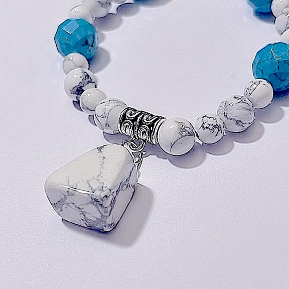 Genuine White Howlite w/ Faceted Blue Howlite & Freeform Pendant 🤍💎 - Picture 2 of 9